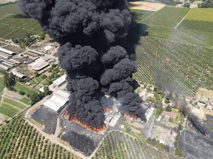 Gigantesco incendio afecta a frigorífico en Chimbarongo