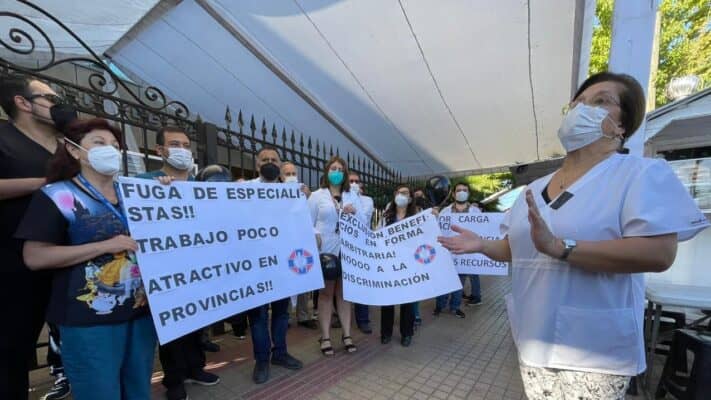Colegio Médico de Curicó se manifestó en las afueras del hospital tras exclusión en el reajuste del 12%