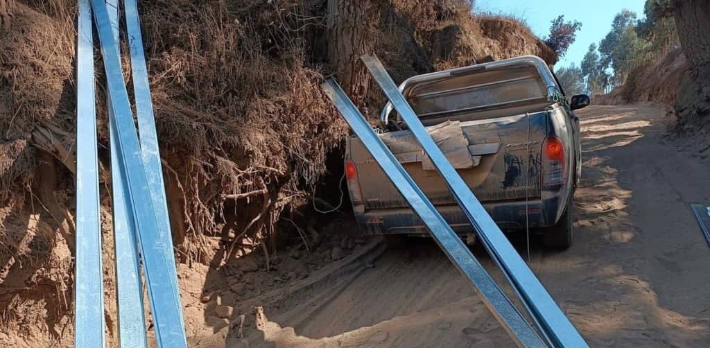 Mal estado de camino deja cinco personas lesionadas en accidente de tránsito en Vichuquén