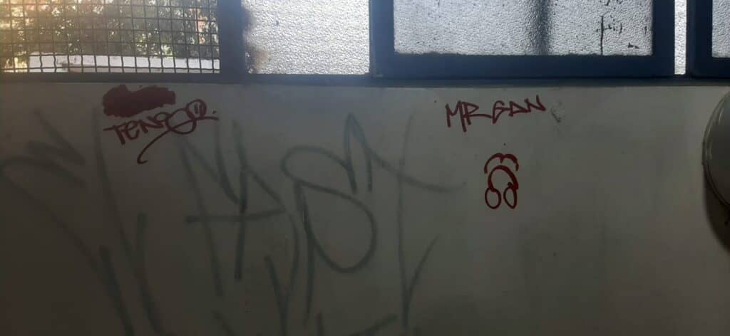 Denuncian rayados en piscinas municipales de Curicó 