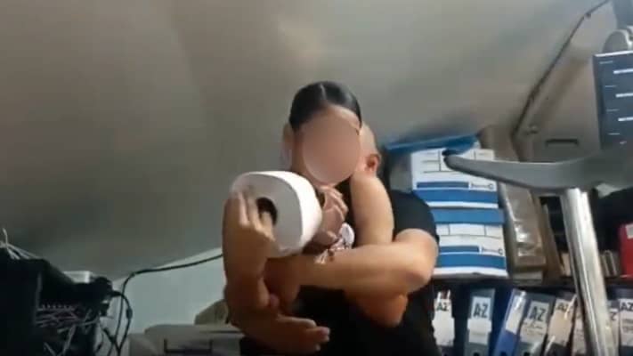 Mujer ocultó cámara para grabar el acoso por parte de su jefe