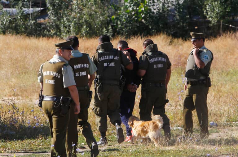 Operativo de carabineros y seguridad municipal permitió la detención de dos sujetos con órdenes pendientes
