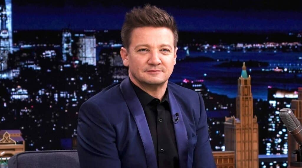 Jeremy Renner, actor de "Avengers", se encuentra grave de salud tras sufrir accidente en la nieve