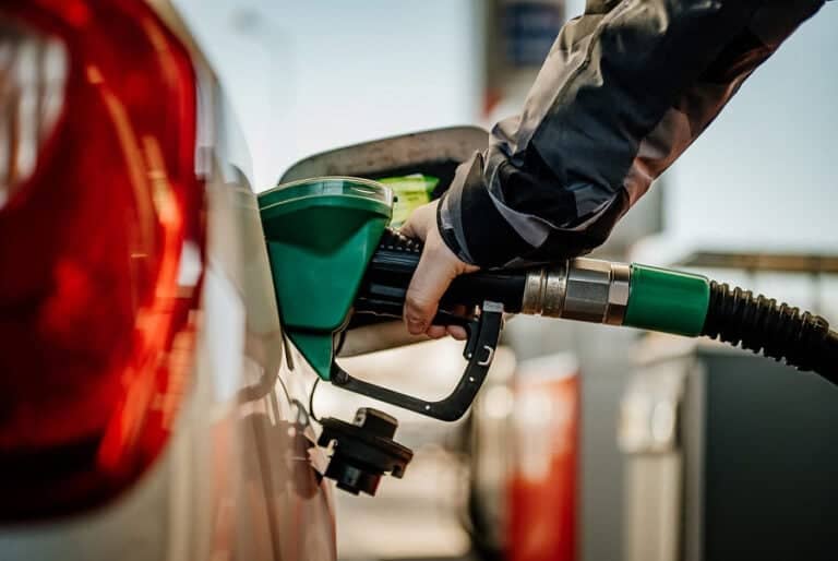 ENAP anuncia nuevo reajuste a las bencinas: contempla una caída de hasta 28 pesos por litro