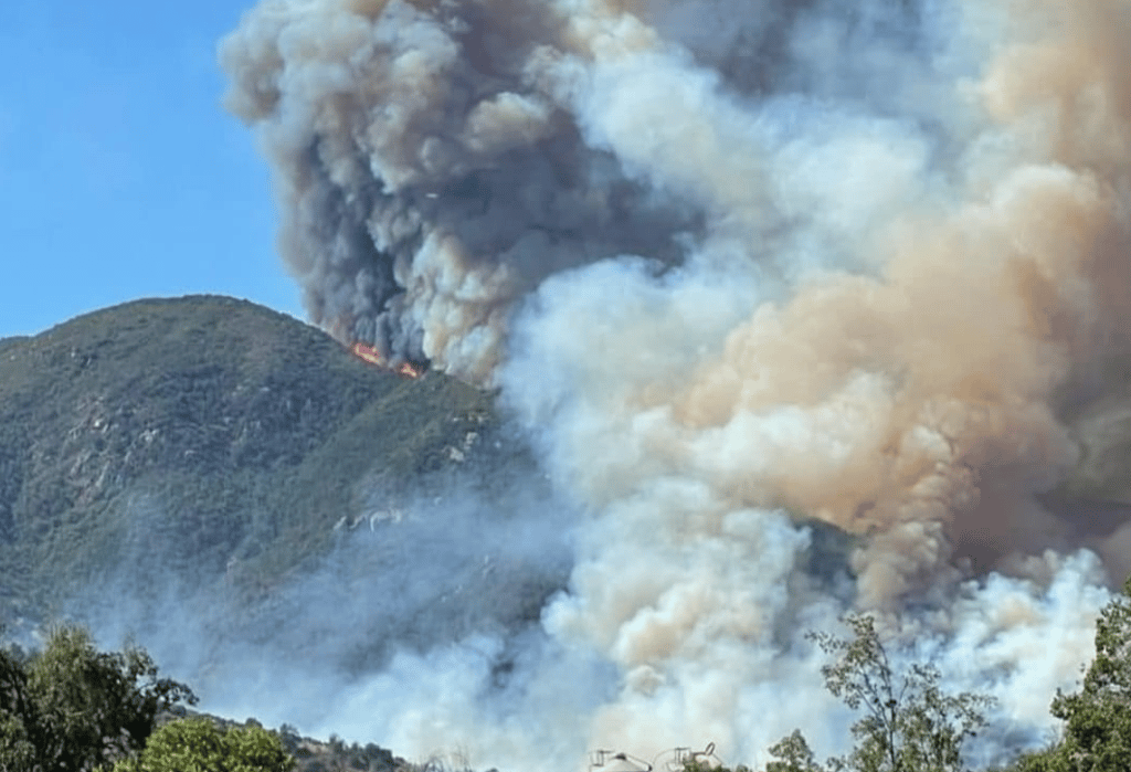 Emiten alerta de evacuación por incendio en San Javier