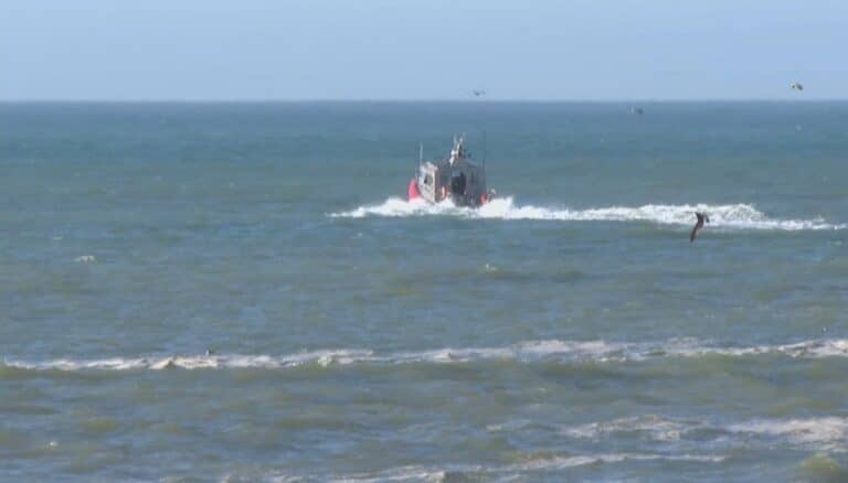 Un padre y sus dos hijos fueron arrastrados por el mar: se encuentran desaparecidos