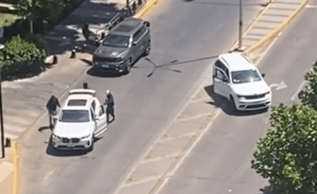 Delincuentes con overoles blancos asaltaron tienda de tecnología: se reportaron balazos