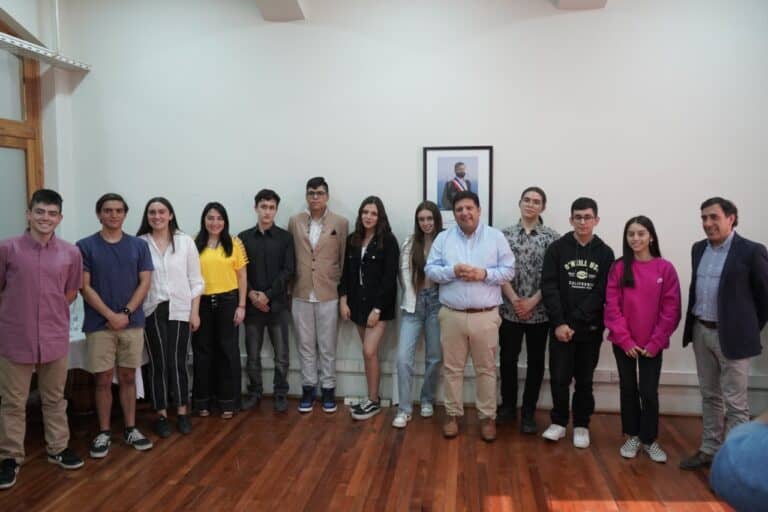 Reconocen a estudiantes que obtuvieron distinción a la trayectoria educativa en la PAES 2022