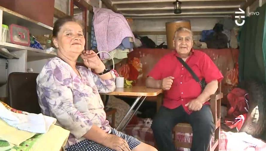 Pareja de adultos mayores vive en un camión: tienen pensión de $170 mil y no pudieron seguir pagando el arriendo