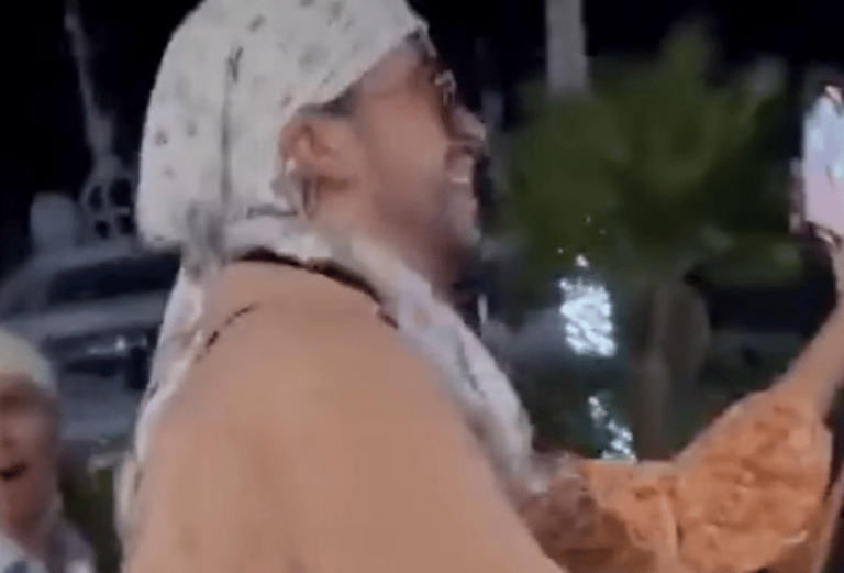 Bad Bunny se enojó con una fanática y lanzó su teléfono al piso