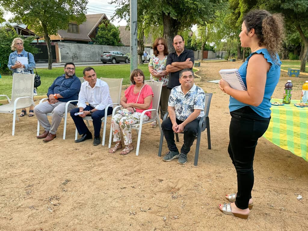 Alcalde de Curicó se reunió con los vecinos de la población Iansa para planear cómo mejorar el sector