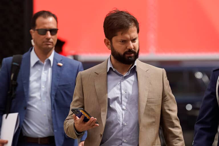 Presidente Boric suspende sus vacaciones para viajar a zonas afectadas por los incendios forestales