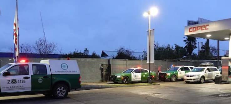 Delincuentes disfrazados de maestros de la construcción se llevan cargador frontal desde servicentro en Talca