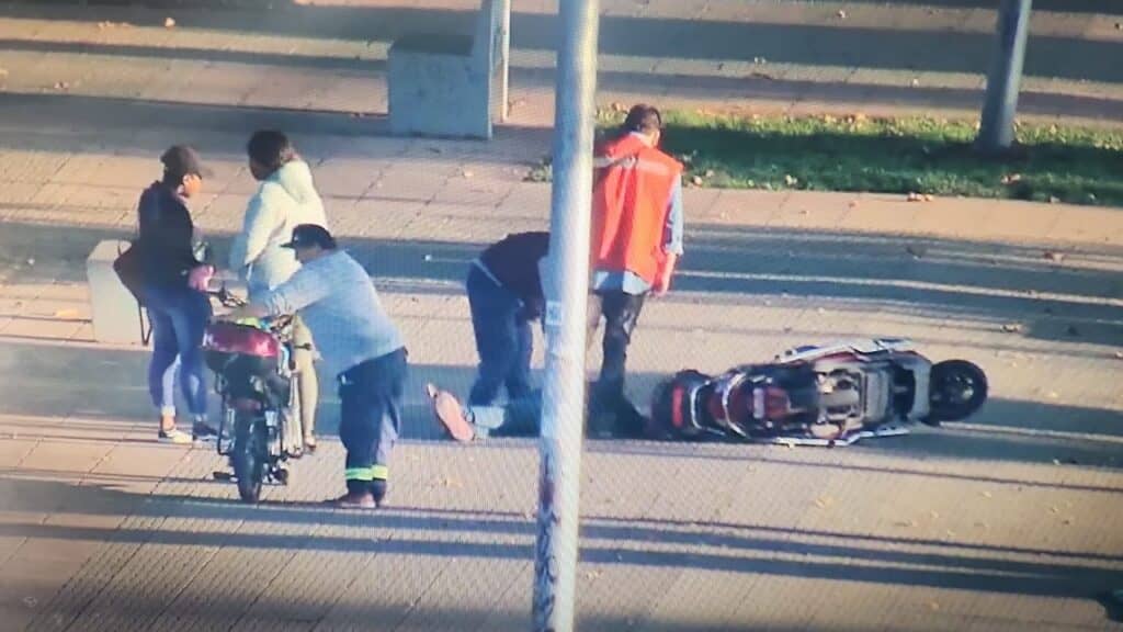 Trabajador fue apuñalado por resistirse al robo de su moto eléctrica en la Alameda