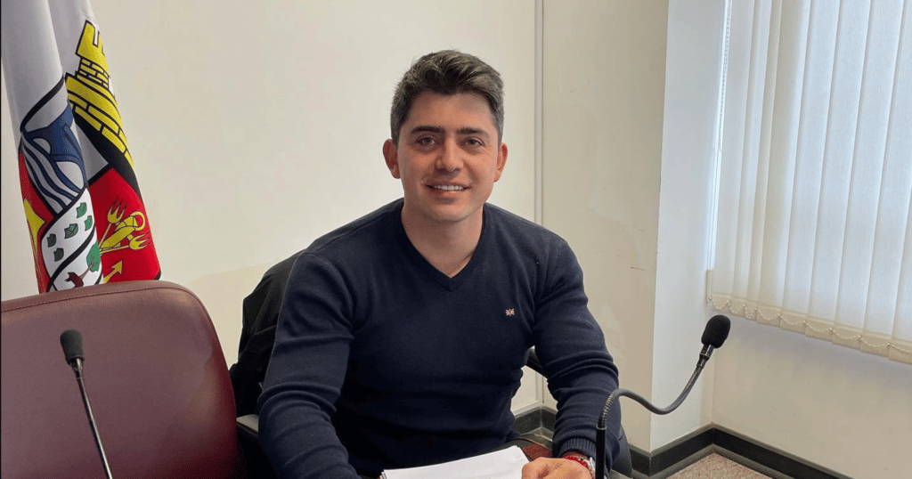Concejal de Constitución es formalizado por golpear a ex conviviente