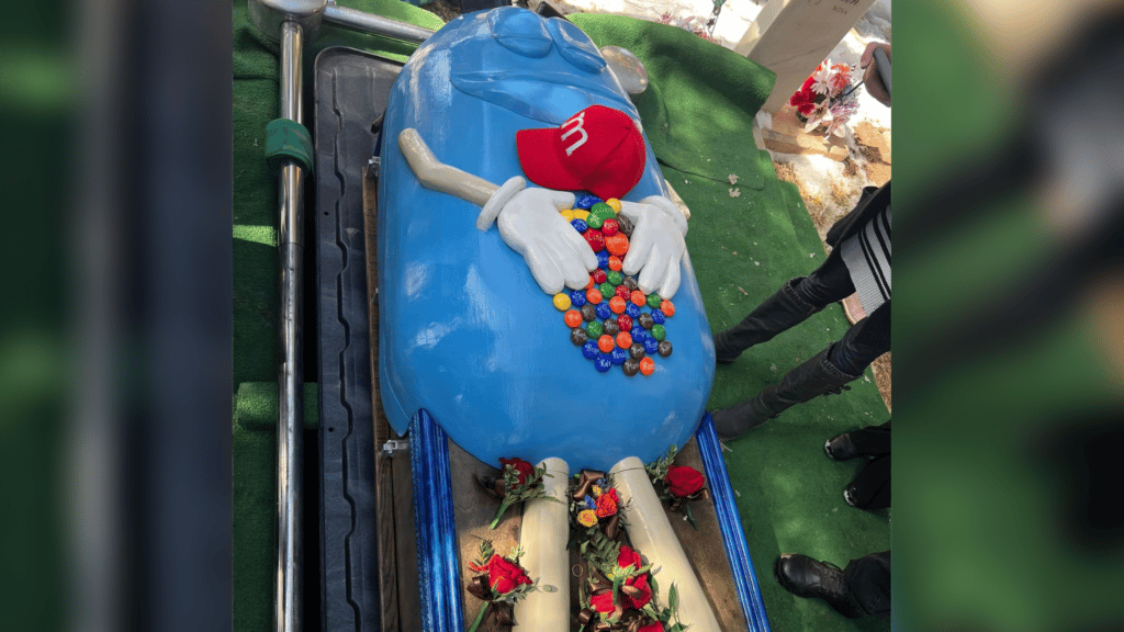 Abuelita pidió que su ataúd tuviera forma de M&M y su familia lo hizo realidad