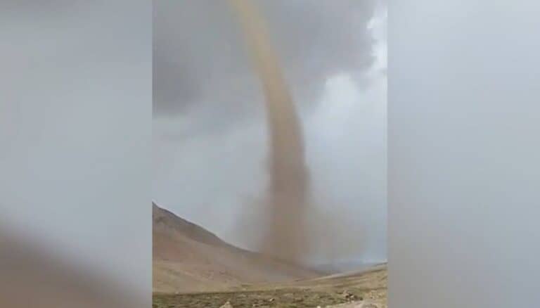 Video registra enorme tornado en la zona cordillerana de la región de Coquimbo