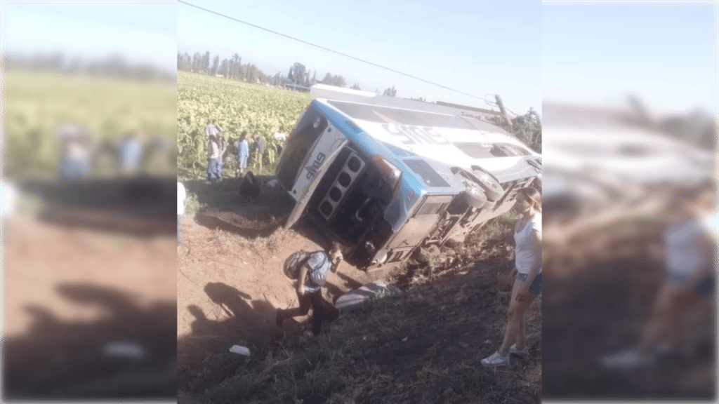 Grave volcamiento de bus en cercanías del sector Peor es Nada