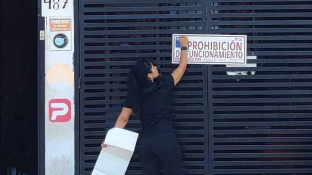 Cocinaban en el suelo: Local de sushi fue clausurado tras dejar dos personas intoxicadas