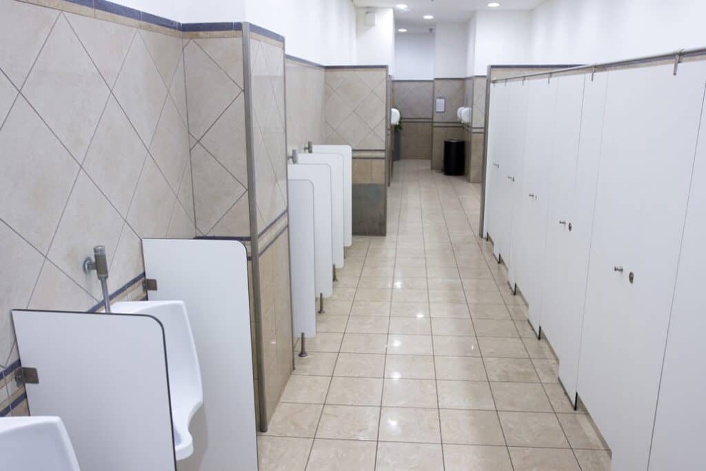 Hombre es detenido por presuntos abusos en baños de centro comercial curicano