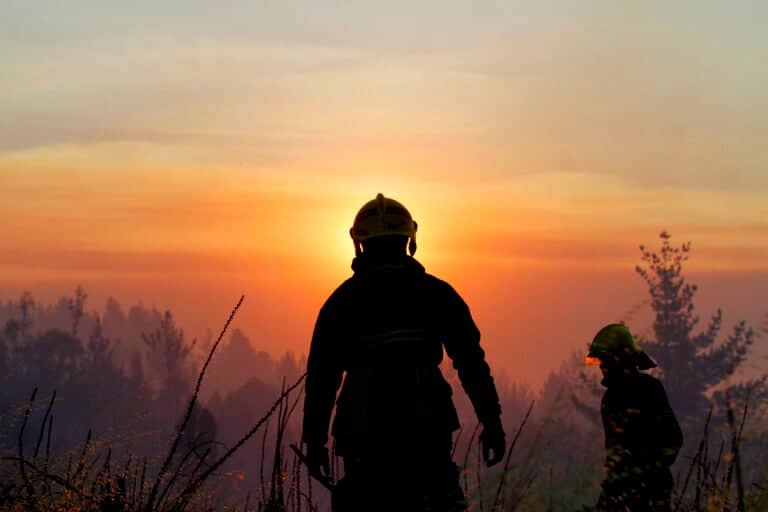 Bomberos, ¿voluntarios o profesionales remunerados?