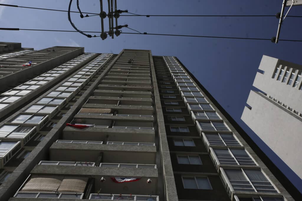 Niño de 3 años muere tras caer desde piso 14 de edificio: ventana no tenía protección