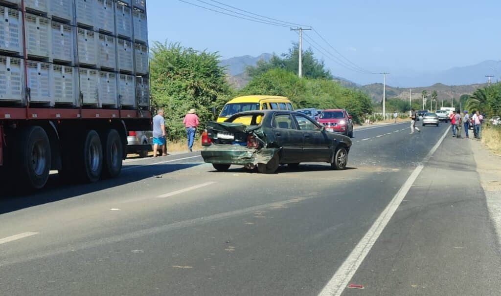 Colisión frontal involucra a tres vehículos en Los Niches