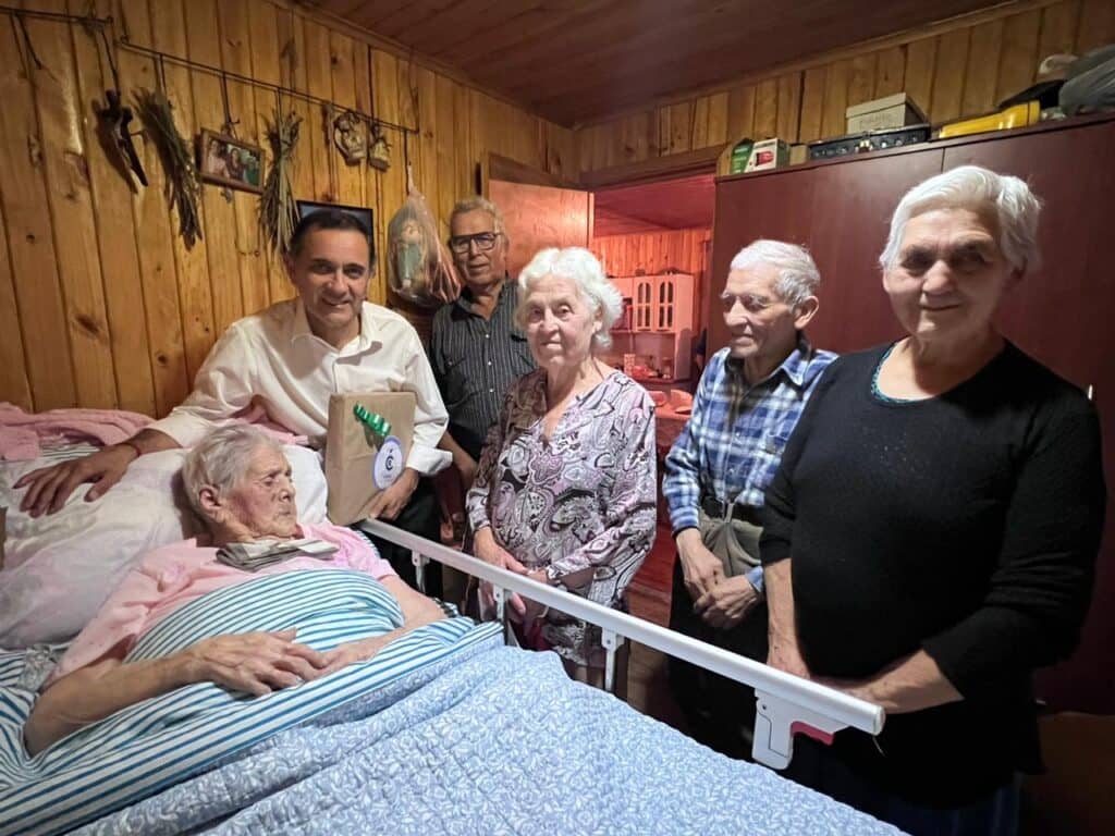 Alcalde realizó visita a persona adulto mayor que cumplió 112 años