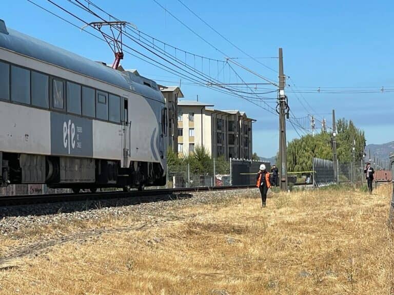 Persona muere tras ser arrollada por tren en paso sobre nivel de Curicó