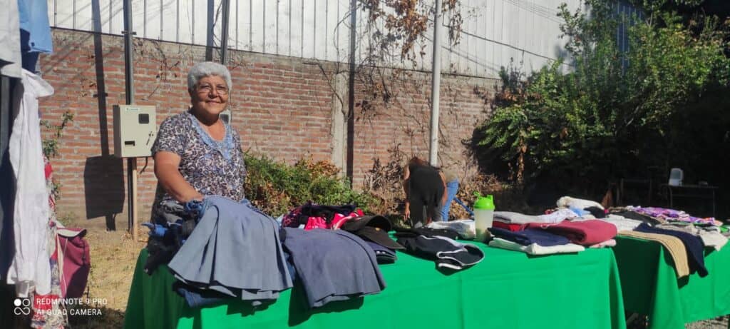 Organización Elena Caffarena vende ropa todos los viernes con el fin de ayudar a las mujeres