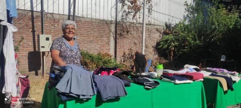 Organización Elena Caffarena vende ropa todos los viernes con el fin de ayudar a las mujeres