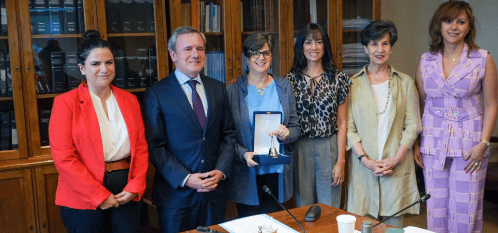 Senador Sanhueza se convierte en el primer hombre en presidir la Comisión de la Mujer