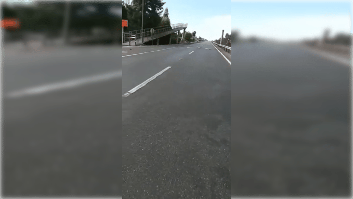 Peatones arriesgan su vida al cruzar la Ruta 5 tras destrucción de pasarela en Quilvo