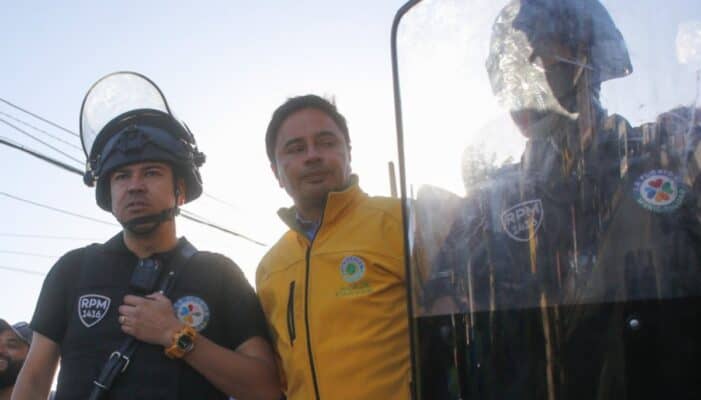 Con piedras y tomates: Vecinos atacaron a Carabineros durante demolición de "narco-casa"