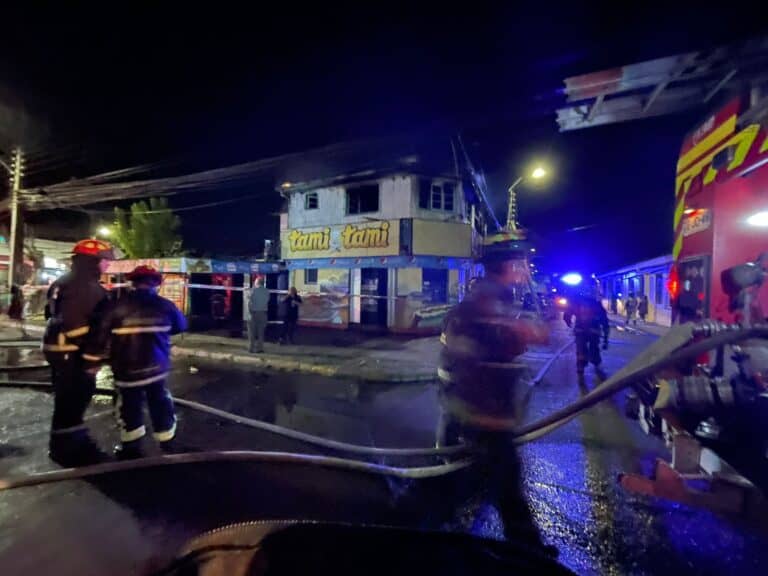 Hombre muere calcinado tras incendio en local de comida cerca de la asistencia pública de Curicó