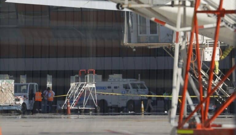Dos muertos deja robo a camión de valores en el aeropuerto de Santiago: asaltantes usaron "armamento de guerra"
