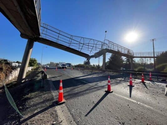 Camión destruye pasarela a la altura de Quilvo