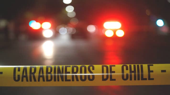 Hombre muere tras recibir disparos mientras conducía automóvil