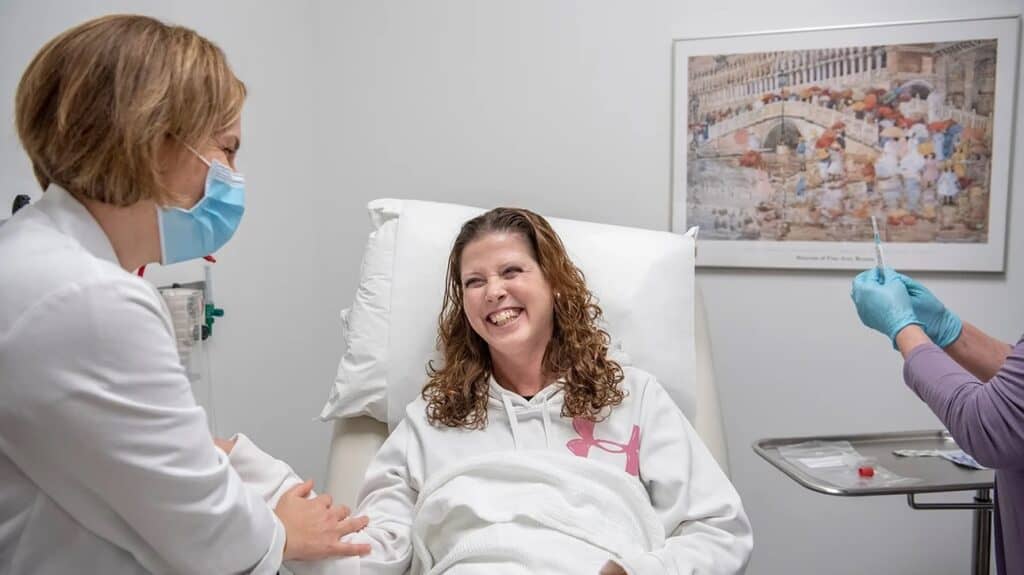 Lleva más de 2 años en remisión: Mujer estadounidense es la primera en recibir vacuna contra el cáncer