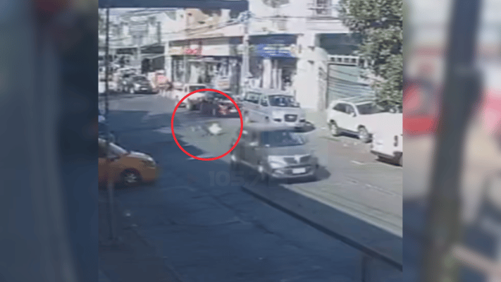 Conductor atropella a parquímetro tras negarse a pagar estacionamiento en Curicó