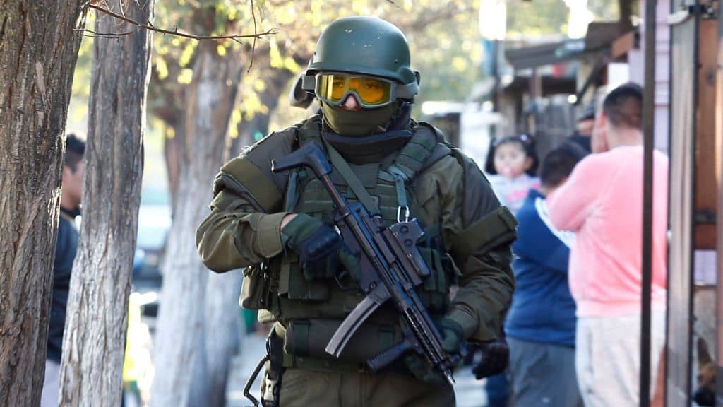 Carabineros vuelven a usar subametralladoras UZI: Hay dos mil funcionarios autorizados