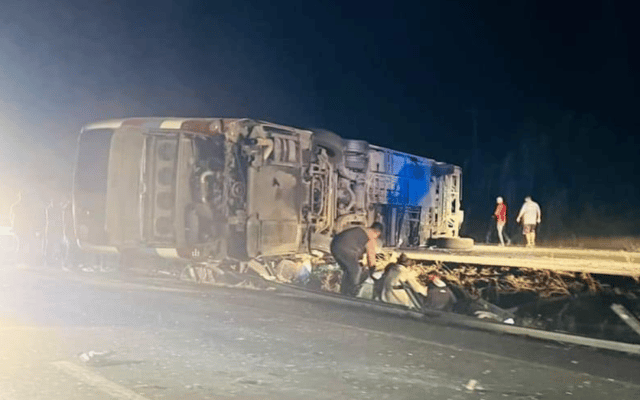 Un muerto y al menos 30 heridos deja volcamiento de bus en la Ruta 5 Sur