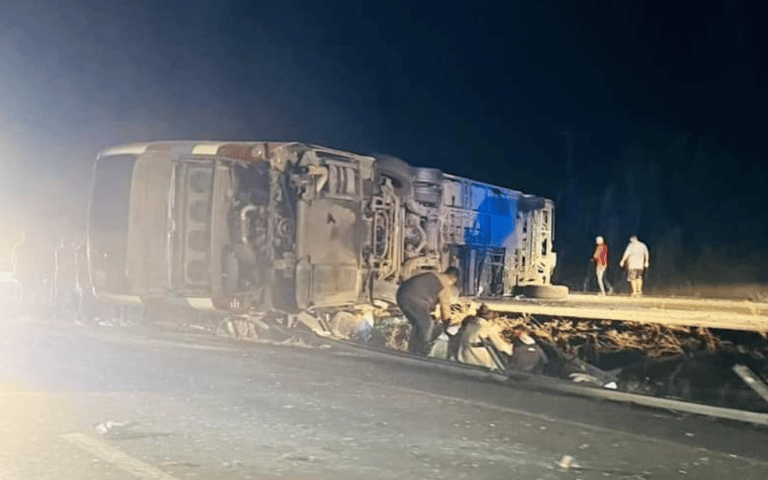 Un muerto y al menos 30 heridos deja volcamiento de bus en la Ruta 5 Sur
