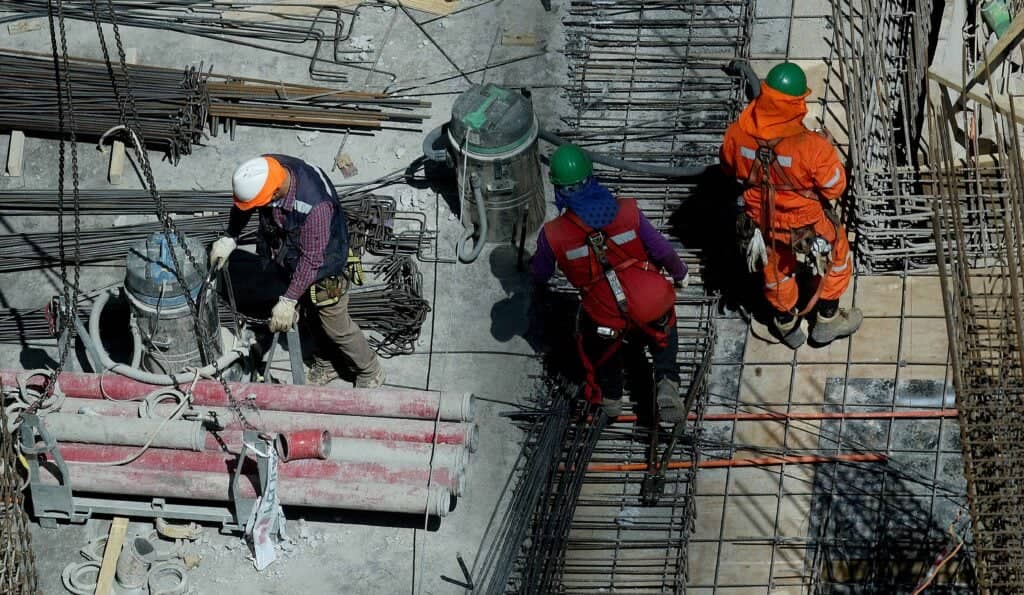 Permisos de edificación en Chile caen al menor nivel en años: La crisis de la construcción profundiza el problema de la vivienda y el empleo