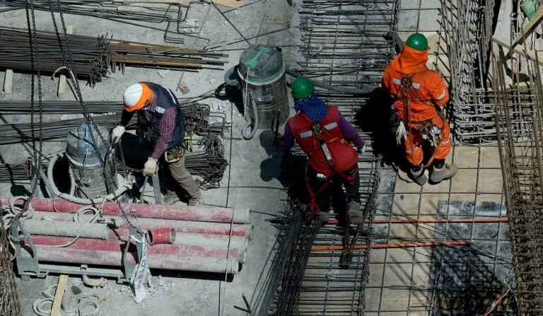 Permisos de edificación en Chile caen al menor nivel en años: La crisis de la construcción profundiza el problema de la vivienda y el empleo