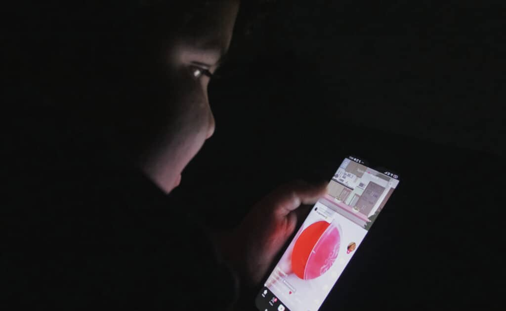 Colegio prohibió que estudiantes usen celulares: Son dejados en una caja hasta terminar la jornada