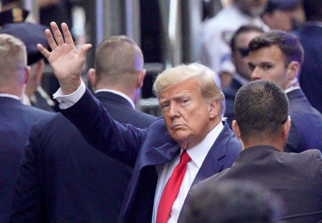 Donald Trump se entregó a la justicia y queda bajo arresto