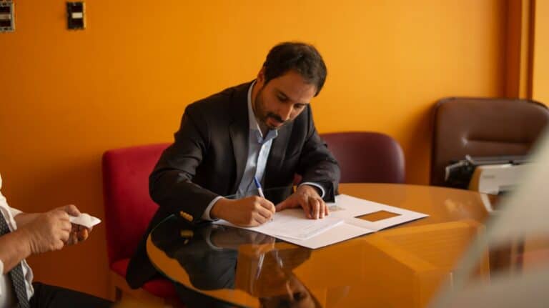Candidato al consejo constitucional firmó ante notario compromiso para donar sueldo en caso de ser electo