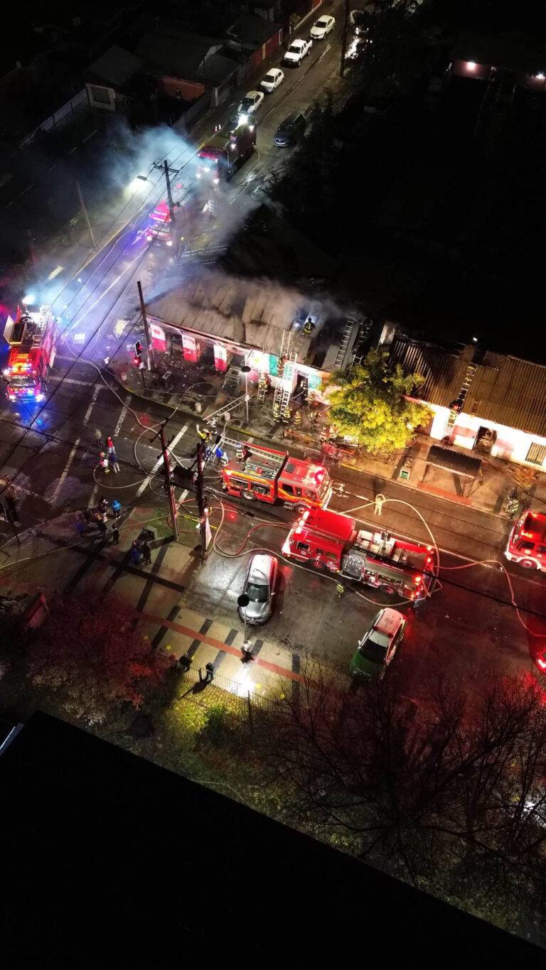 Incendio destruye dos locales comerciales en Molina