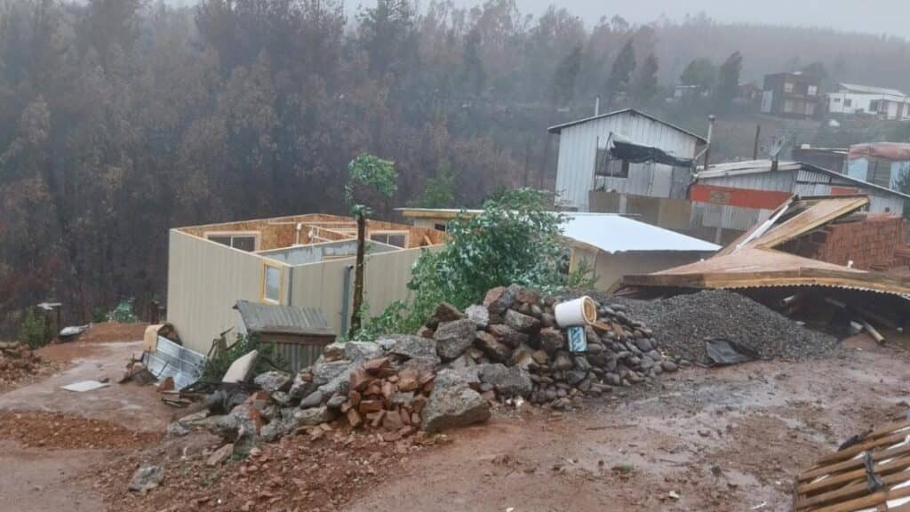 Ministro Montes y viviendas de emergencia dañadas por las lluvias: "Los responsables son las empresas que construyeron"